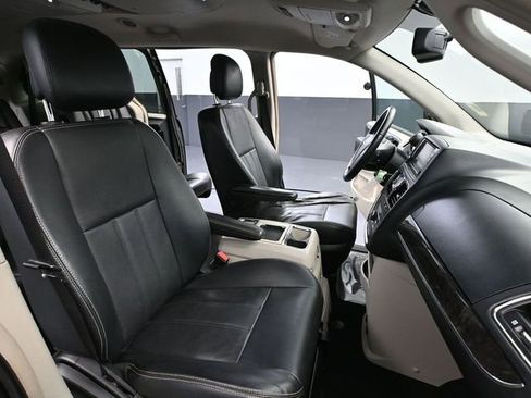 Used 2013 Chrysler Town & Country Touring image 41