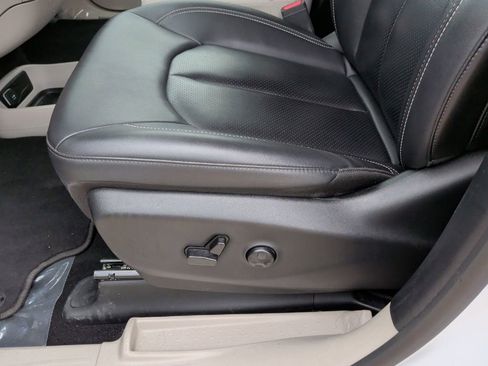 Used 2024 Chrysler Pacifica Limited FWD image 13