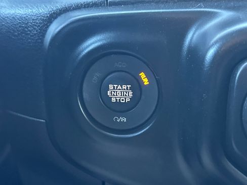 Used 2022 Jeep Gladiator Sport image 23