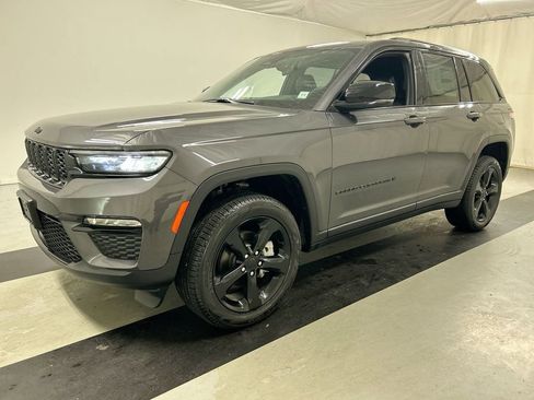 Used 2025 Jeep Grand Cherokee Limited w/ Black Appearance Package image 5