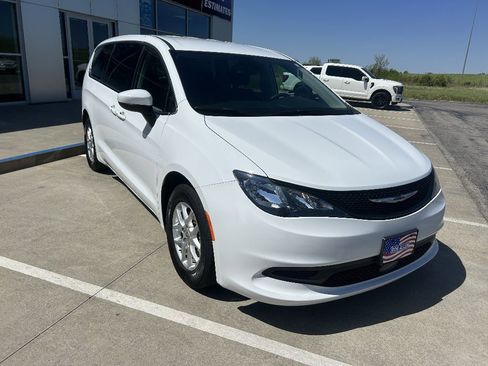 Used 2023 Chrysler Voyager LX FWD image 7