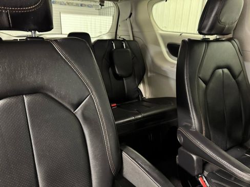 Used 2019 Chrysler Pacifica Touring-L image 12