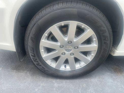 Used 2013 Chrysler Town & Country Touring FWD image 23