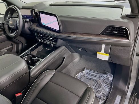 New 2025 Chevrolet Suburban Premier image 33