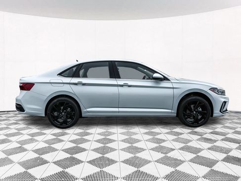 Used 2026 Volkswagen Jetta SE FWD image 10