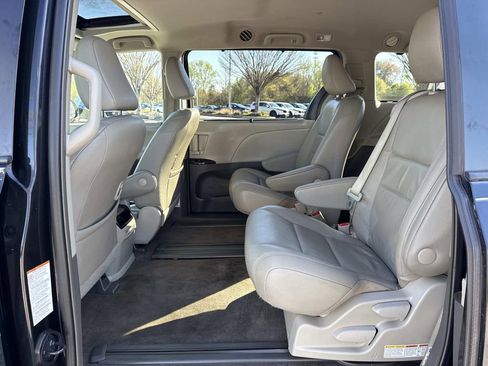 Used 2017 Toyota Sienna XLE w/ XLE Navigation Package image 19