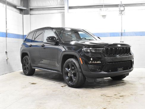 Used 2024 Jeep Grand Cherokee Limited w/ Luxury Tech Group II AWD/4WD image 32