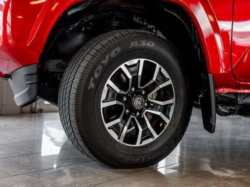 Used 2022 Toyota Tacoma TRD Sport w/ Technology Package image 8