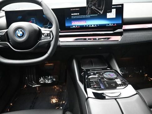 Used 2025 BMW i5 eDrive40i w/ Premium Package RWD image 15