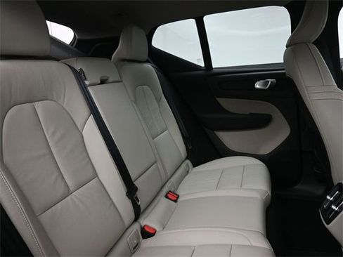 Used 2023 Volvo XC40 B5 Plus w/ Protection Package Premier image 31