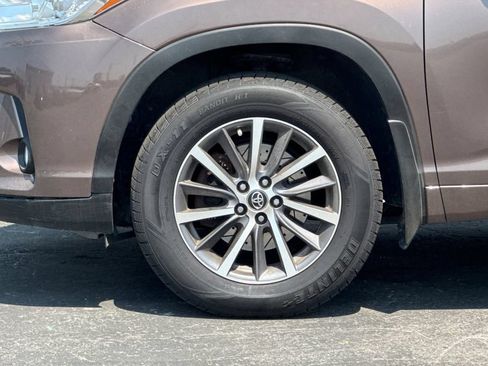 Used 2018 Toyota Highlander XLE AWD/4WD image 28