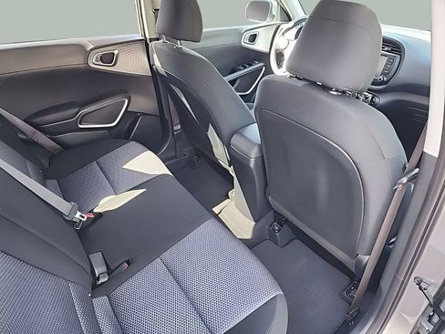 Used 2025 Kia Soul LX w/ LX Technology Package FWD image 9