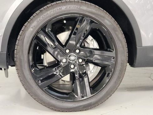 Used 2025 Land Rover Discovery S image 8