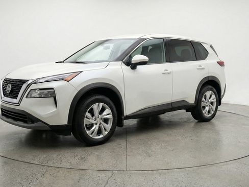 Used 2025 Nissan Rogue SV image 3