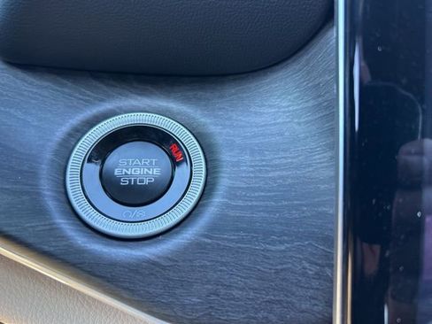 Used 2025 Jeep Grand Cherokee Limited w/ Black Appearance Package image 18