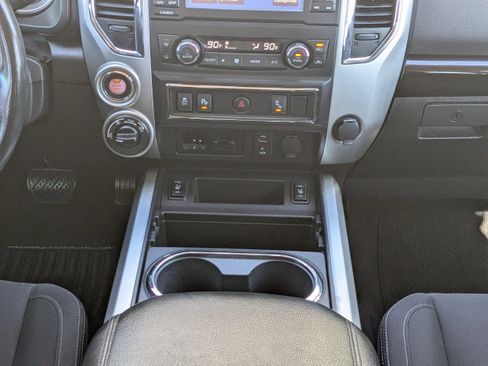 Used 2018 Nissan Titan SV w/ SV Convenience Package image 18