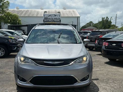 Used 2018 Chrysler Pacifica Touring-L Plus w/ Tire & Wheel Group FWD image 3