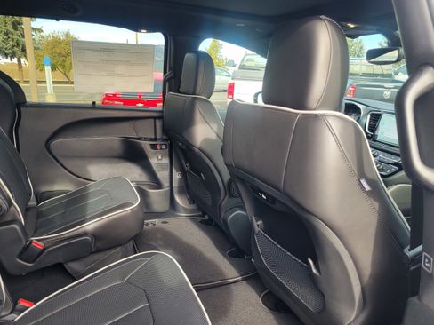 New 2026 Chrysler Pacifica Limited w/ S Appearance Package image 19