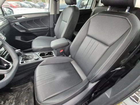 Used 2024 Volkswagen Tiguan SE image 11