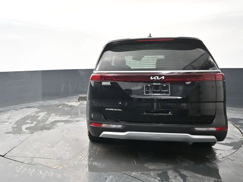 Used 2024 Kia Carnival EX image 4