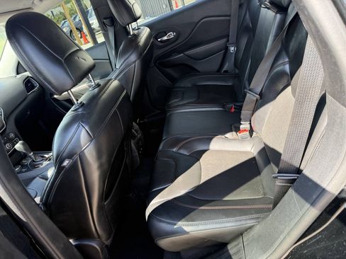 Used 2020 Jeep Cherokee Trailhawk AWD/4WD image 18