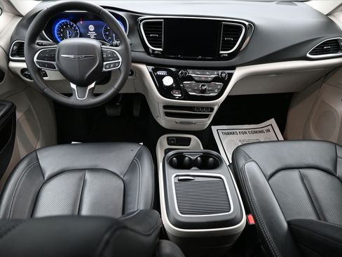 Used 2024 Chrysler Pacifica Touring-L FWD image 7