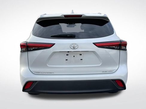 Used 2022 Toyota Highlander XLE AWD/4WD image 4