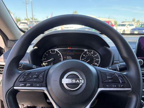 Used 2025 Nissan Altima 2.5 SV image 29