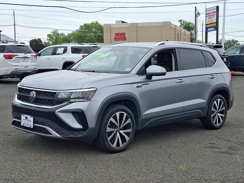 Used 2022 Volkswagen Taos SE FWD image 3