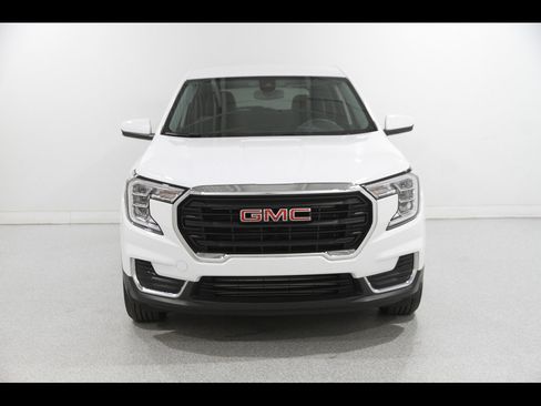 Certified 2024 GMC Terrain SLE FWD image 2