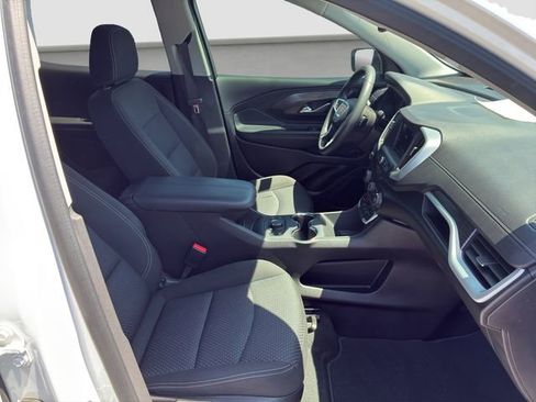 Used 2024 GMC Terrain SLE w/ Driver Convenience Package FWD image 9