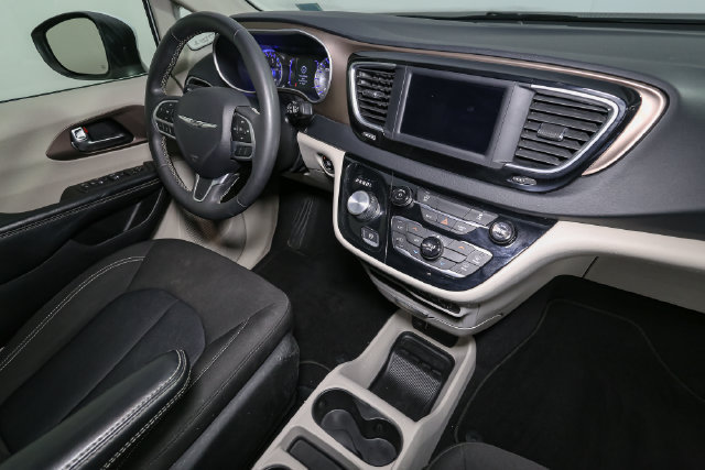 Used 2022 Chrysler Voyager LX FWD image 17