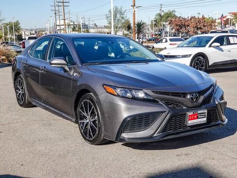 Used 2023 Toyota Camry SE image 3