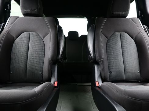 Used 2021 Chrysler Pacifica Touring w/ Uconnect Theater Family Group image 16