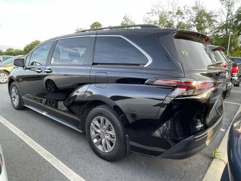 Used 2025 Toyota Sienna XLE FWD image 3