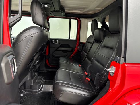 Used 2018 Jeep Wrangler Unlimited Sahara AWD/4WD image 17