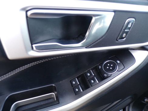 Used 2021 Ford Explorer XLT w/ Equipment Group 202A image 10