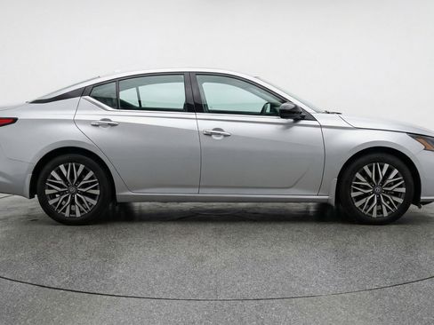 Used 2025 Nissan Altima 2.5 SV image 11