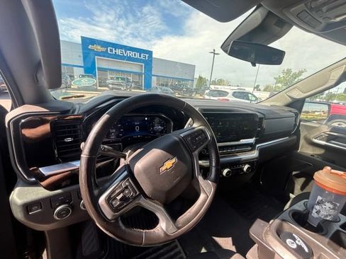 Used 2022 Chevrolet Silverado 1500 LT AWD/4WD image 16