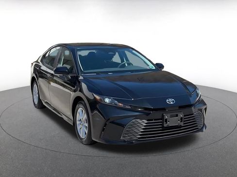 Used 2025 Toyota Camry LE FWD image 3
