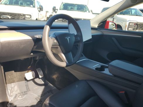 Used 2024 Tesla Model Y Performance image 9