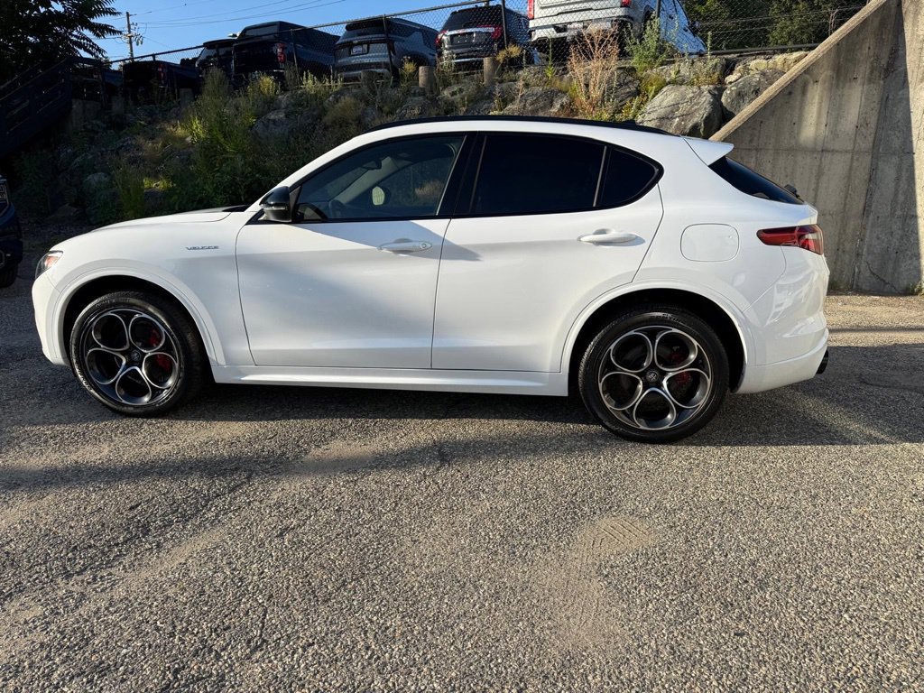 Used 2023 Alfa Romeo Stelvio Veloce AWD/4WD image 3