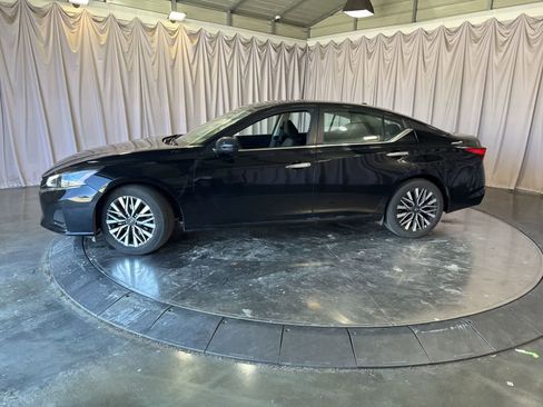 Used 2025 Nissan Altima 2.5 SV FWD image 8