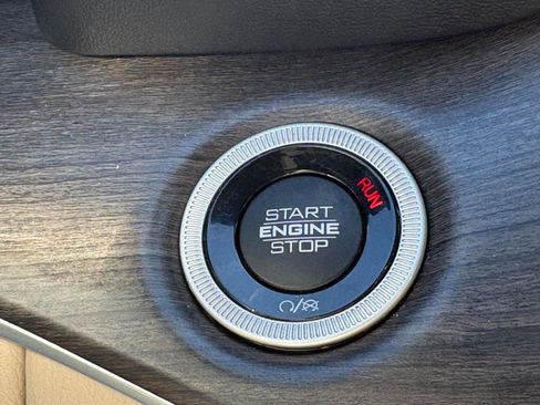 Used 2024 Jeep Grand Cherokee L Limited w/ Luxury Tech Group II image 18