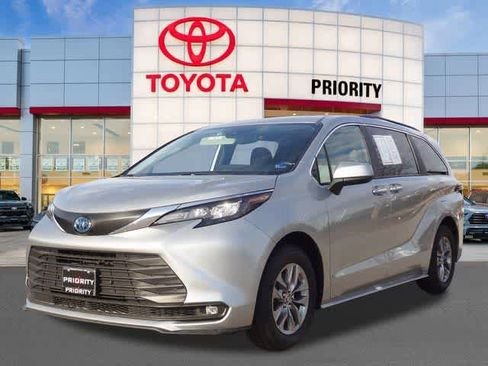 Used 2025 Toyota Sienna XLE image 1