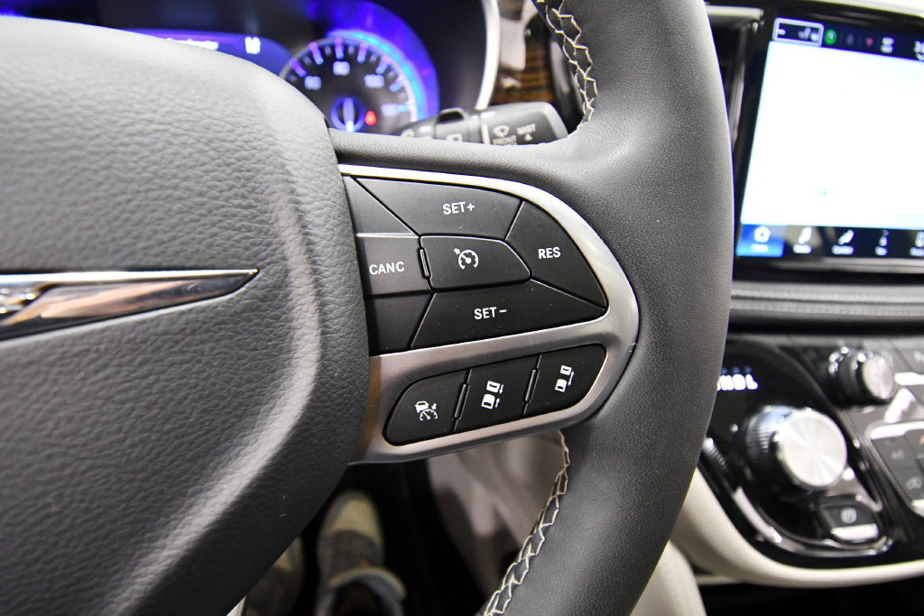 Used 2024 Chrysler Pacifica Limited FWD image 23