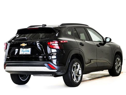 Used 2025 Chevrolet Trax LT FWD image 6