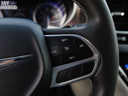 Used 2023 Chrysler Voyager LX image 37