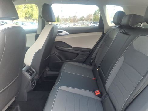 New 2026 Volkswagen Taos SE AWD/4WD image 9