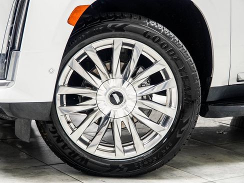 Used 2023 Cadillac Escalade Premium Luxury image 3